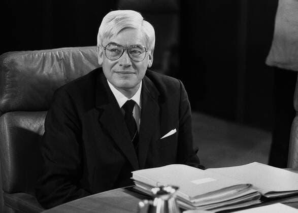 Deutschland, Bonn, 15.02.1989 Archiv-Nr.: 02-55-17 Kabinettsitzung Christian Schwarz-Schilling, Bundesminister fuer das Post- und Fernmeldewesen Kabinettsitzung *** Germany Bonn 15 02 1989 Archive Nr 02 55 17 Cabinet meeting Christian Schwarz Schilling Federal Minister for Posts and Telecommunications Cabinet meeting