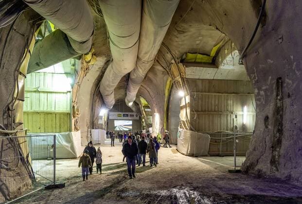 News Themen der Woche KW01 News Bilder des Tages DEU, Deutschland, Stuttgart, 04.01.2019: Tage der offenen Baustelle. Drei Tage lang (bis 6. Januar) steht Stuttgart 21 allen Interessierten offen. Die Projektbeteiligten rechnen mit bis zu 30.000 Besuchern. Begehbar ist ein Rettungsstollen sowie die Tunnel in Richtung Untertürkheim sowie das Grundwassermanagement, das das Mineralwasser vor Verschmutzung durch die Bauarbeiten schützt. Nach Angaben des Veranstalters, des Vereins Bahnprojekt Stuttgart-Ulm e. V., ist das Bahnprojekt Stuttgart 21 die größte Baustelle Europas. *** DEU Deutschland Stuttgart 04 01 2019 Open construction site days Three days until 6 January Stuttgart 21 is open to all interested parties The project participants expect up to 30,000 visitors A rescue tunnel can be walked on, as can the tunnels in the direction of Untertürkheim and the groundwater managemen