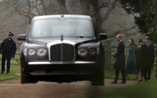 Entertainment Bilder des Tages Kate (Catherine Middleton) Duchess of Cambridge and Prince William, Duke of Cambridge walk through the crowds after they attended church with HM Queen Elizabeth II at the St. Mary Magdalene Church Sunday morning service, in Sandringham, Norfolk, on January 6, 2019. 