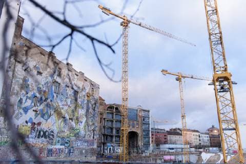 Berlin, Baustelle am Tacheles Deutschland, Berlin - 30 12 2018: Baustelle auf der Brache hinter dem ehemaligen alternativen Kunst- und Kulturhaus in der Oranienburger Straße Tacheles. Mit Blick von der Friedrichstraße. Berlin Berlin Deutschland *** Berlin Construction site at Tacheles Germany Berlin 30 12 2018 Construction site on the wasteland behind the former alternative art and culture centre in Oranienburger Straße Tacheles With a view from Friedrichstraße Berlin Berlin Germany