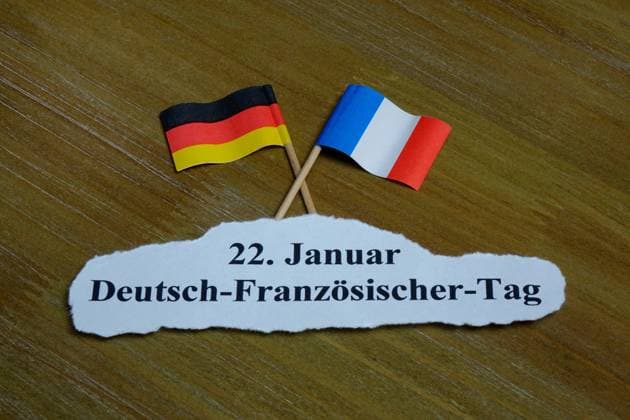 22. Januar Deutsch-Französischer Tag 22. Januar Deutsch-Französischer-Tag, 04.01.2019, Borkwalde, Brandenburg, Zwei Fähnchen liegen über dem Schriftzug 22. Januar Deutsch-Französischer-Tag. *** 22 January German French Day 22 January German French Day 04 01 2019 Borkwalde Brandenburg Two flags lie above the lettering 22 January German French Day