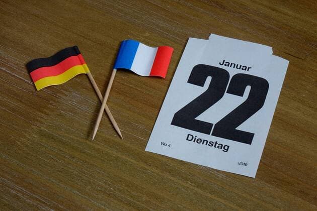 22. Januar Deutsch-Französischer Tag 22. Januar Deutsch-Französischer Tag, 04.01.2019, Borkwalde, Brandenburg, Zwei Fähnchen liegen neben dem Kalenderblatt des 22. Januar. *** 22 January German French Day 22 January German French Day 04 01 2019 Borkwalde Brandenburg Two flags lie next to the calendar page of 22 January