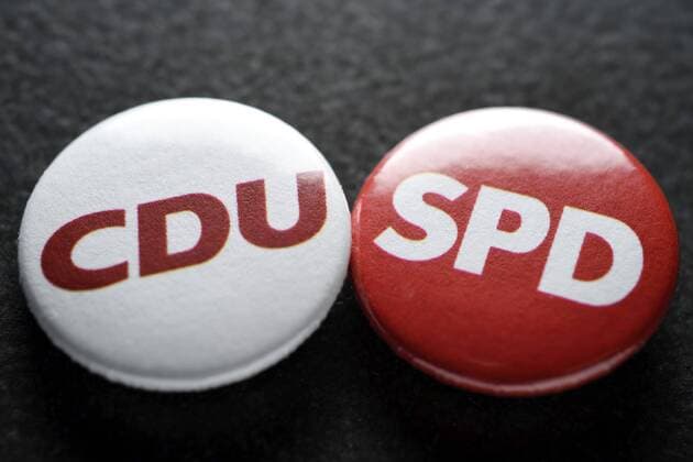 Anstecker der Volksparteien CDU und SPD, Symbolfoto *** Pin of the peoples parties CDU and SPD Symbol photo ** NUR FUER REDAKTIONELLE ZWECKE ** EDITORIAL USE ONLY **
