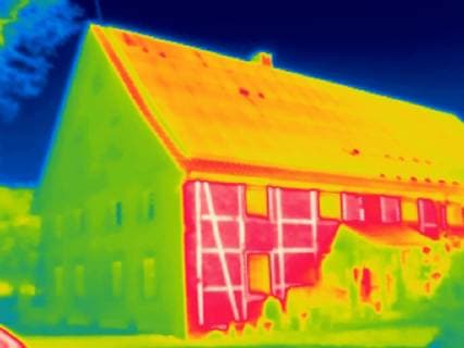 15.11.2018, Unna, Deutschland, GER - Wärmebild eines alten Fachwerkhauses. *** 15 11 2018 Unna Germany GER Thermal image of an old half-timbered house