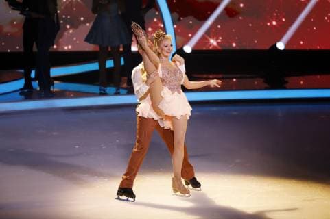 Desiree Nick und Alexander Gazsi in der 1. Live-Sendung der Sat.1 Show Dancing on Ice in den MMC Studios. Köln, 06.01.2018 *** Desiree Nick and Alexander Gazsi in the 1 live broadcast of the Sat 1 Show Dancing on Ice in the MMC Studios Cologne 06 01 2018 Foto:xC.xHardtx xFuturexImage