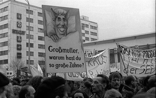 Demo zum 4.November 1989 DDR, Berlin, 04.11.1989, Protestdemonstration, gegen Gewalt und für verfassungsmäßige Rechte, Presse-, Meinungs- und Versammlungsfreiheit, Protest gegen Übergriffe von Volkspolizei und Stasi gegen Demonstranten am 7. Oktober, organisiert von Theaterleuten und Kulturschaffenden, *** Demo for 4 November 1989 GDR Berlin 04 11 1989 Protest demonstration against violence and for constitutional rights Press Opinion and freedom of assembly Protest against attacks by police and Stasi against demonstrators on 7 October organized by theatre people and artists
