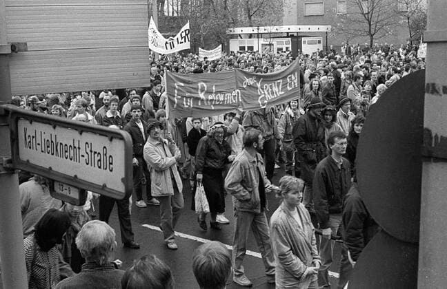 Demo zum 4.November 1989 DDR, Berlin, 04.11.1989, Protestdemonstration, gegen Gewalt und für verfassungsmäßige Rechte, Presse-, Meinungs- und Versammlungsfreiheit, Protest gegen Übergriffe von Volkspolizei und Stasi gegen Demonstranten am 7. Oktober, organisiert von Theaterleuten und Kulturschaffenden, *** Demo for 4 November 1989 GDR Berlin 04 11 1989 Protest demonstration against violence and for constitutional rights Press Opinion and freedom of assembly Protest against attacks by police and Stasi against demonstrators on 7 October organized by theatre people and artists