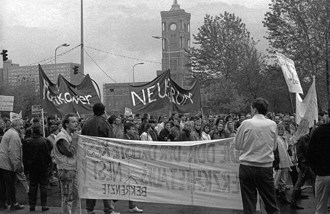 Demo for 4 November 1989 GDR Berlin 04 11 1989 Protest demonstration against violence and for constitutional rights Press Opinion and freedom of assembly Protest against attacks by police and Stasi against demonstrators on 7 October organized by theatre people and creative artists New Forum