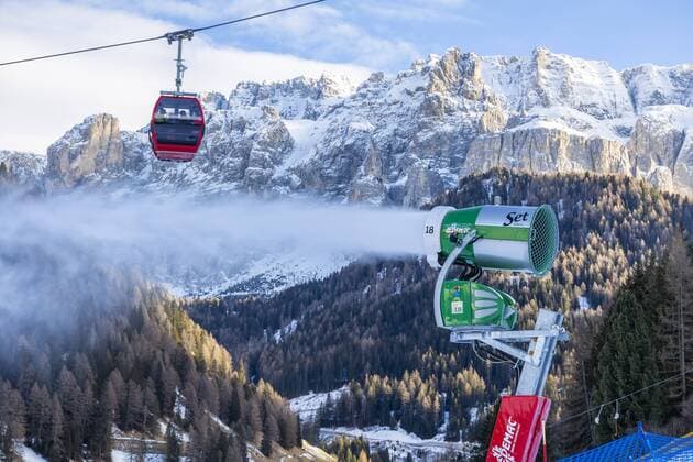 ITA Italy Selva di Val Gardena 27 12 2018 Ski area Val Gardena Val Gardena in the Dolomiti Superski network in South Tyrol Snow cannons are a guarantee for skiing fun even in winters with low snowfall