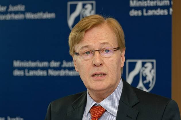 Public prosecutors on site effective fight against clan crime Press conference in the public prosecutors office Essen The deputy speaker of the NRW Minister of the Interior, Dirk Reuter, presented the project to the PK The NRW Minister of the Interior, Peter Biesenbach, the head public prosecutor of the public prosecutors office Essen, Walt