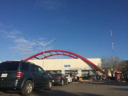 Cars line up to enter the United States from Matamoros, Mexico at the Gateway International Bridge leading into Brownsville, Texas on January 10, 2019, the day of President TrumpÕs visit to the Border.  MBX20190110204 PATRICKxTIMMONS