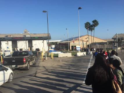 Pedestrians on the right and vechicles on the left, line up for U.S. immigration between Matamoros, Mexico and Brownsville, Texas on January 10, 2019, the day of President TrumpÕs visit to the Border in Brownsville, Texas.  MBX20190110207 PATRICKxTIMMONS