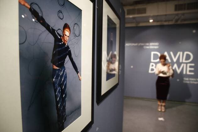 Entertainment Themen der Woche Entertainment Bilder des Tages MOSCOW, RUSSIA â€“ JANUARY 10, 2019: Visitor at an exhibition David Bowie. The Man Who Fell to Earth featuring photographs of English singer and songwriter David Bowie by Steve Schapiro, at the Lumiere Brothers Centre for Photography. Artyom Geodakyan TASS  TS09D7AB