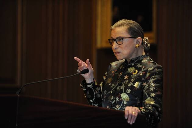 IMAGO ICONS: Ruth Bader Ginsburg Berühmte Feministinnen, Ruth Bader Ginsburg May 3, 2016 - Washington, District of Columbia, U.S. - U.S. Supreme Court Justice RUTH BADER GINSBURG attends an award ceremony in the East Conference Room of the Supreme Court. Washington U.S. - ZUMAb189 20160503_rua_b189_938 Copyright: xChristyxBowex