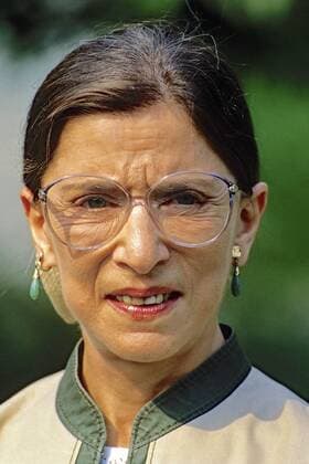IMAGO ICONS: Ruth Bader Ginsburg Berühmte Feministinnen, Ruth Bader Ginsburg August 3, 1993 - Washington, District of Columbia, United States of America - Washington, DC. USA, August 3, 1993.Newly confirmed by the Senate Judiciary committee Ruth Bader Ginsburg Associate Justice of the Supreme Court speaks to the news media in the Rose Garden of the White House Washington United States of America - ZUMAr142 19930803_zap_r142_008 Copyright: xMarkxReinsteinx
