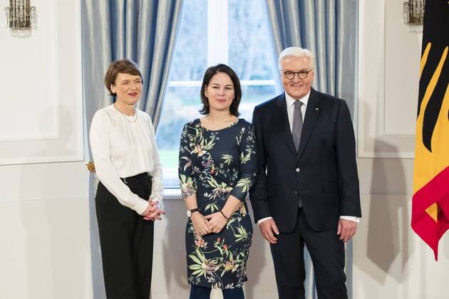 German President Frank Walter Steinmeier R and his wife Elke Buedenbender L pose for a picture with Annalena Baerbock C Green during the New Years Reception at Schloss Bellevue in Berlin on January 10, 2019 New Years Reception 2019 at the Federal Presidents Office