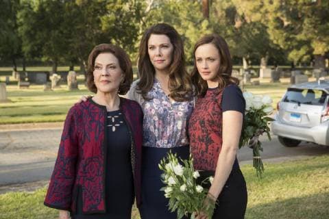 Kelly Bishop, Lauren Graham, Alexis Bledel, Gilmore Girls: A Year in the Life Season 1 (2016) Credit: Netflix The Hollywood Archive Los Angeles CA  Copyright: xRobertxVoets Netflixx 33094_014THA
