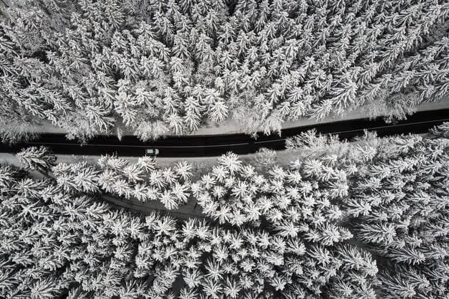 News Themen der Woche KW02 News Bilder des Tages Luftaufnahme von einer Strasse durch einen Wald im Winter, aufgenommen in Reichenbach, 11.01.2019. Reichenbach Germany *** Aerial photo of a road through a forest in winter taken in Reichenbach 11 01 2019 Reichenbach Germany Copyright: xFlorianxGaertnerx