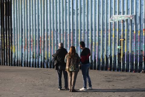 (190111) -- TIJUANA, Jan. 11, 2019 -- Photo taken on Jan. 10, 2019 shows people beside the U.S.-Mexico border barrier in Tijuana, Mexico. A large number of migrants from Central America have failed to detour around the border barrier to enter the United States. ) MEXICO-TIJUANA-MIGRATION-BORDER-U.S. XinxYuewei 