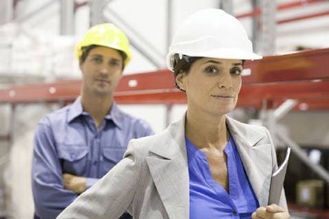 Arbeitswelten, Gleichberechtigung Frau und Mann, Model Released und Symbol IMAGO Creative: Internationaler Frauentag, Gender Pay Gap, Frauen verdienen 18 Prozent weniger Female supervisor at industrial site, portrait  Copyright: SigridxOlsson B41675322