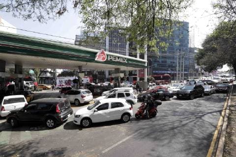 January 11, 2019 - EUM20190111NAC05.JPG .CIUDAD DE MEXICO. GasGasolina-Desabasto.- Aspectos de las largas filas en las gasolineras de la capital. Algunas estaciones permanecen cerradas debido al desabasto por la estrategia contra el robo del hidrocarburo. Foto: Agencia EL UNIVERSALLuis CortesEELG  - ZUMAu78_ 20190111_zaf_u78_023 Copyright: xElxUniversalx
