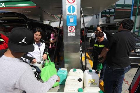 January 11 2019 EUM20190111NAC12 JPG MEXICO CITY Gasoline Desabasto January 11, 2019 People expect to be served at the gas station located in Eje Central and Calzada de la Ronda in the CDMX before the desabasto hydrocarbon by the strategy against huachicol Photo Agency EL UNIVERSAL MAR  - ZUMAu78_ 20190111_zaf_u78_047 Copyright: xBerenicexFregosox