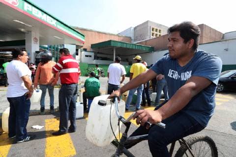 January 11 2019 EUM20190111NAC10 JPG MEXICO CITY Gasoline Desabasto January 11, 2019 People expect to be served at the gas station located in Eje Central and Calzada de la Ronda in the CDMX before the desabasto hydrocarbon by the strategy against huachicol Photo Agency EL UNIVERSAL MAR  - ZUMAu78_ 20190111_zaf_u78_049 Copyright: xBerenicexFregosox