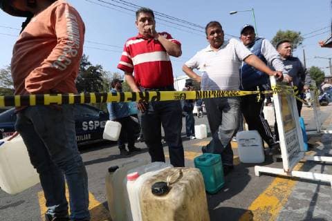 January 11 2019 EUM20190111NAC14 JPG MEXICO CITY Gasoline Desabasto January 11, 2019 People expect to be served at the gas station located in Eje Central and Calzada de la Ronda in the CDMX before the desabasto hydrocarbon by the strategy against huachicol Photo Agency EL UNIVERSAL MAR  - ZUMAu78_ 20190111_zaf_u78_050 Copyright: xBerenicexFregosox