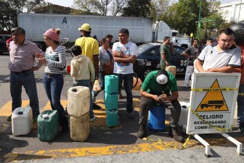 January 11 2019 EUM20190111NAC13 JPG MEXICO CITY Gasoline Desabasto January 11, 2019 People expect to be served at the gas station located in Eje Central and Calzada de la Ronda in the CDMX before the desabasto hydrocarbon by the strategy against huachicol Photo Agency EL UNIVERSAL MAR  - ZUMAu78_ 20190111_zaf_u78_051 Copyright: xBerenicexFregosox