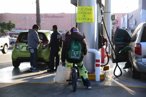 January 11 2019 EUM20190111NAC17 JPG MEXICO CITY GasGasoline Desabasto January 11, 2019 People are waiting to be served at the Iztapalapa mayors station of CDMX where some motorists have even waited for days because they do not have gasoline to return home because of the oil shortage due to the strategy against huachicol Photo Agency EL UNIVERSALFrancisco RodriguezMAR  - ZUMAu78_ 20190111_zaf_u78_054 Copyright: xElxUniversalx