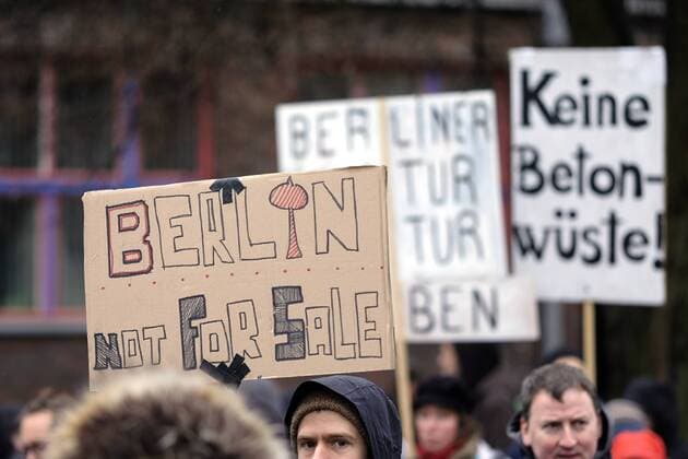 News Themen der Woche KW02 News Bilder des Tages Protest gegen den Bebauungsplan Ostkreuz in Berlin-Lichtenberg. Die Demonstration richtet sich in erster Linie gegen den Verkauf landeseigener Flächen an der Rummelsburger Bucht, gegen Verdrängung und Mietsteigerungen. snapshot-photography xK.M.Krause *** Protest against the development plan Ostkreuz in Berlin Lichtenberg The demonstration is primarily directed against the sale of land owned by the state at the Rummelsburger Bucht against displacement and rent increases snapshot photography xK M Krause