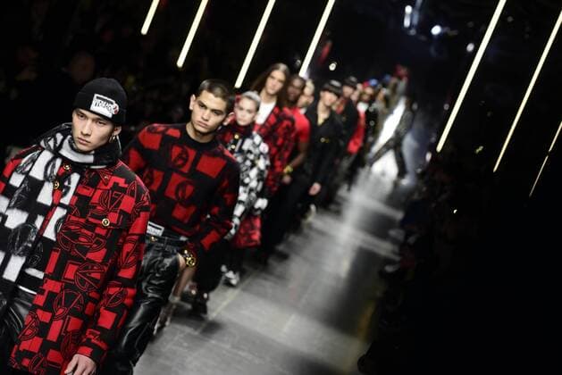 Entertainment Themen der Woche Entertainment Bilder des Tages Milano Moda Uomo fall winter 2019_2020 fashion show of Versace Nrlla photo: the fashion show  Copyright: xSimonaxChiocciaxIPAx xIPAx xFotosickix