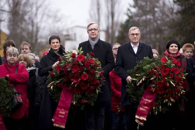 News Themen der Woche KW02 News Bilder des Tages Luxemburg-Liebknecht - Gedenkveranstaltung DEU, Deutschland, Germany, Berlin, 13.01.2019 Sahra Wagenknecht, Fraktionsvorsitzende der Partei Die Linke, Dietmar Bartsch, Fraktionsvorsitzende der Partei Die Linke, Bernd Riexinger, Vorsitzender der Partei Die Linke, und Katja Kipping, Vorsitzende der Partei Die Linke (v.l.n.r.), an der Gedenkstaette der Sozialisten in Berlin - Friedrichsfelde anlaesslich der Luxemburg - Liebknecht - Gedenkveranstaltung. Der Gedenktag erinnert an den 100. Jahrestag der Ermordung der Kommunisten Rosa Luxemburg und Karl Liebknecht am 15. Januar 1919. Seit dem Ende der DDR hat die Veranstaltung unter der Teilnahme der Linkspartei eine neue Beliebtheit, hauptsaechlich unter Ostdeutschen, erfahren. Sahra Wagenknecht, leader of the party s parliamentary group of the Party The Left Die Linke, Dietmar Bartsch, leader