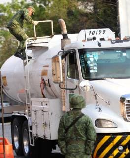 Mexiko, Soldaten bewachen Bezintransport Members of the Mexican Army and city Police, guard a fuel distribution facilities in Mexico City, Mexico, 14 January 2019. The determined fight against the systematic theft of fuel in Mexico, which has resulted in a serious shortage of gasoline, is the first major crisis of the government of President Andres Manuel Lopez Obrador, who today announced that the surveillance of the pipelines will be intensified. EFE Mario Guzmán Shortage of gasoline becomes the first major crisis of Lopez Obrador !ACHTUNG: NUR REDAKTIONELLE NUTZUNG!  Copyright: xMarioxGuzmánx AME7683 20190115-636831120120016333