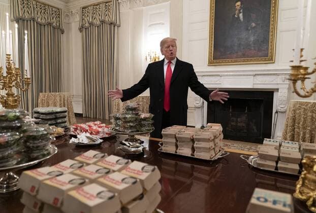 Entertainment Themen der Woche KW03 Entertainment Bilder des Tages United States President Donald J. Trump presents fast food burgers and pizza that is to be served to the Clemson Tigers to celebrate their NCAA Football Championship at the White House on January 14, 2019. The fast-food was apparently necessary due to the recent snow and the partial government shutdown.  WAX20190114106 ChrisxKleponis