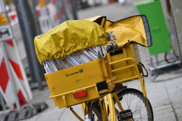 Von 70 auf 80 Cent Briefporto soll doch teurer werden Themenbild Post,Fahrrad eines Postboten mit Briefpost,Deutsche Post,Briefe,Behaelter,Postbote,Versand,Kisten,Kiste,Postkiste,Briefzustellung,Postzustellung,Zustellung. *** From 70 to 80 cents postage for letters should become more expensive Theme picture Postal bike of a postman with letter post Deutsche Post Letters Containers Postman Dispatch Box Box Post Box Letter delivery Postal delivery Delivery