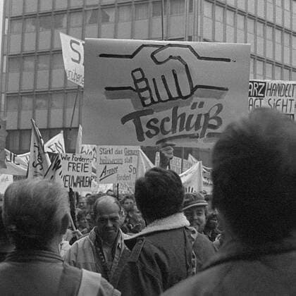 Demo zum 4.November 1989 DDR, Berlin, 04.11.1989, Protestdemonstration, gegen Gewalt und für verfassungsmäßige Rechte, Presse-, Meinungs- und Versammlungsfreiheit, Protest gegen Übergriffe von Volkspolizei und Stasi gegen Demonstranten am 7. Oktober, organisiert von Theaterleuten und Kulturschaffenden, Tschüß, *** Demo for 4 November 1989 GDR Berlin 04 11 1989 Protest demonstration against violence and for constitutional rights Press Opinion and freedom of assembly Protest against attacks by police and Stasi against demonstrators on 7 October organized by theatre people and cultural workers Goodbye