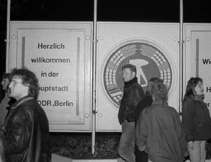 Fall der Mauer DDR, Berlin, 09.11.1989, Öffnung der Berliner Mauer, Grenzübergang Bornholmer Straße, DDR Embleme und Willkommensgruß, DDR Bürger strömen in den Westen, *** Fall of the Berlin Wall GDR Berlin 09 11 1989 Opening of the Berlin Wall Border crossing Bornholmer Straße GDR Emblems and greetings GDR citizens pour into the West