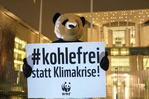 News Themen der Woche KW03 News Bilder des Tages Aktivisten der Initiative Campact waren am Dienstagabend (15.01.19) in Berlin mit Trommeln vor das Kanzleramt gezogen, um fuer zuegigen Klimaschutz und gegen die weitere Nutzung der Braunkohle zu demonstrieren. Am Dienstagabend wollte sich Bundeskanzlerin Angela Merkel (CDU) mit den Ministerpraesidenten der Bundeslaender treffen, in denen noch Braunkohle-Reviere bestehen. Campact-Aktivisten trommeln vor Kanzleramt fuer Klimaschutz *** Activists of the Campact initiative were drumming in front of the Chancellors Office on Tuesday evening 15 01 19 in Berlin to demonstrate for rapid climate protection and against the further use of lignite On Tuesday evening, Chancellor Angela Merkel CDU wanted to meet with the State Premiers of the states where lignite reserves still exist Campact activists were drumming in front of the Chancellors Office Copyright: epd-bild RolfxZoellner EDITORIAL USE ONLY