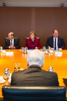 (L-R) Finanzminister Olaf Scholz, Bundeskanzlerin Angela Merkel, Kanzleramtminister Helge Braun) und Innenminister Horst Seehofer (unten) vor der Kabinettsitzung im Kanzleramt in Berlin 16. Januar 2019. Kabinettsitzung der Bundesregierung *** L R Finance Minister Olaf Scholz Federal Chancellor Angela Merkel Federal Chancellery Minister Helge Braun and Interior Minister Horst Seehofer below before the cabinet meeting in the Chancellery in Berlin 16 January 2019 Cabinet meeting of the Federal Government
