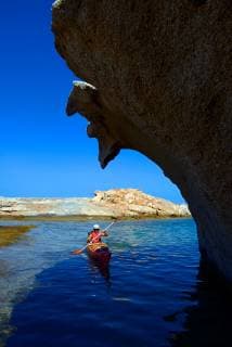 Kajak an der Felskueste, La-Maddalena-Archipel, Italien, Sardinien, Olbia sea kayak near the rocky coast, Maddalena archipelago, Italy, Sardegna, Olbia BLWS512134 Copyright: xblickwinkel P.xRoyerx