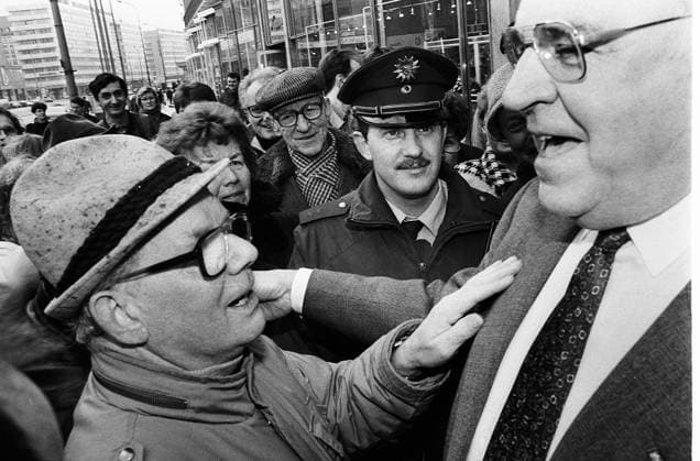 Helmut Kohl 21.02.1994, Chemnitz, Bundeskanzler Helmut Kohl zu Gast beim Jahresempfang der IHK Südwestsachsen in Chemnitz. Chemnitz Sachsen BRD *** Helmut Kohl 21 02 1994 Chemnitz Federal Chancellor Helmut Kohl guest at the annual reception of the IHK Südwestsachsen in Chemnitz Chemnitz Saxony Federal Republic of Germany