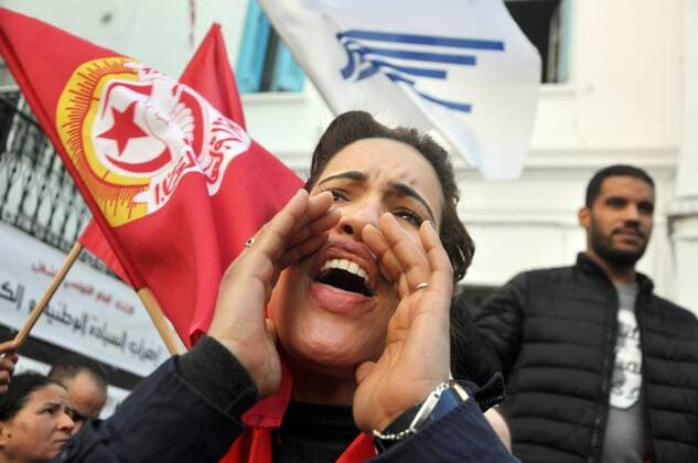 News Themen der Woche KW03 News Bilder des Tages An unprecedented general strike affecting all public services began Thursday (January 17th) in Tunisia at the call of the powerful union center of the General Union of Tunisian Workers (UGTT), which calls for wage increases in a tense political context in beginning of the election year. Across the country, public schools were closed, paralyzed public transport and the Tunis Air national airline flights disrupted. A rally was held in the morning in front of the UGTT headquarters in Tunis. Tunisia : 24-hour general strike. 
