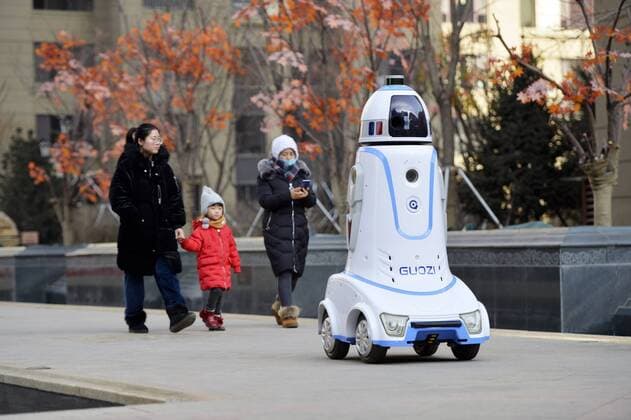 News Themen der Woche KW03 News Bilder des Tages HOHHOT, CHINA - JANUARY 18: A security robot goes on patrol at a community on January 18, 2019 in Hohhot, Inner Mongolia Autonomous Region of China. The security robots, equipped with panoramic camera and far infrared system, are able to communicate with people, recognize strangers and automatically call the police after noticing something abnormal.  Copyright: xVCGx CFP111186626477