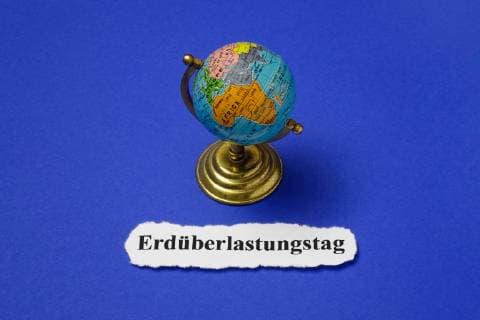 Globus und Erdüberlastungstag Globus und Erdüberlastungstag, 12.01.2019, Borkwalde, Brandenburg, Vor einem Globus steht das Wort Erdüberlastungstag. *** Globus and Earth Overload Day Globus and Earth Overload Day 12 01 2019 Borkwalde Brandenburg Before a globe stands the word Earth Overload Day