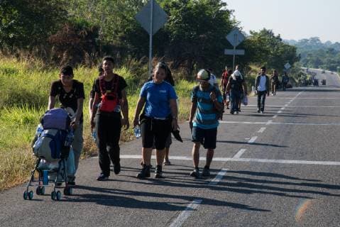 Honduran migrants walk towards the city of Tapachula, in the state of Chiapas, Mexico, 18 January 2019. More than 2,000 members of the caravan of migrants seeking to reach the United States entered Mexico from Guatemala in the last hours through the international bridge, but without complying with the registration protocols established by the authorities. The members of this new caravan entered at 0400 local time (10.00 GMT) in the morning by the international bridge Rodolfo Robles Valverde, in the border city of Hidalgo, Chiapas, without accepting the protocol measures that Mexico is offering to the migrants. More than 2,000 migrants from the caravan cross Mexico without requesting asylum !ACHTUNG: NUR REDAKTIONELLE NUTZUNG!  Copyright: xRodrigoxPardox AME9257 20190118-636834301514938691