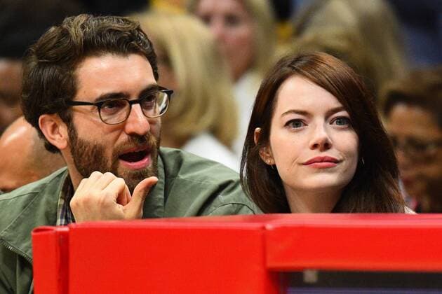 Entertainment Bilder des Tages LOS ANGELES, CA - JANUARY 18: Actress Emma Stone and her boyfriend Dave McCary look on during a NBA game between the Golden State Warriors and the Los Angeles Clippers on January 18, 2019 at STAPLES Center in Los Angeles, CA. (Photo by Brian Rothmuller Icon Sportswire) 313688