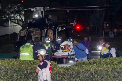 (190119) -- MEXICO CITY, Jan. 19, 2019 -- MEXICO-HIDALGO-PIPELINE-EXPLOSION Paramedics move an injured person onto a helicopter after a pipeline explosion in the municipality of Tlahuelilpan, Hidalgo state, Mexico, Jan. 18, 2019. At least 20 people were killed and 54 others injured in a pipeline explosion in the central Mexican state of Hidalgo on Friday, local authorities said. ) MEXICO-HIDALGO-PIPELINE-EXPLOSION STR 