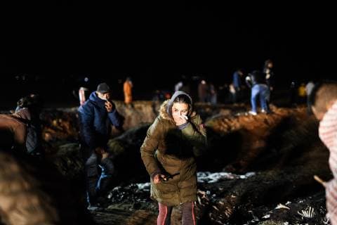 (190119) -- TLAHUELILPAN, Jan. 19, 2019 (Xinhua) -- Relatives search for their missing beloved at the site of a pipeline explosion in the municipality of Tlahuelilpan, Hidalgo state, Mexico, Jan. 19, 2019. At least 21 people were killed and 71 others injured in a pipeline explosion in the central Mexican state of Hidalgo on Friday, local authorities said. (Xinhua Xin Yuewei) MEXICO-HIDALGO-PIPELINE-EXPLOSION 