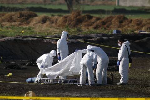 News Bilder des Tages Forensic officials work at the site following the explosion at an illegal tap on Mexican oil company Pemex s pipeline in Tlahuilipan, state of Hidalgo, Mexico, 19 January 2019. At least 66 people died and 76 other were injured, according to official sources. At least 66 dead in the explosion of an illegal tap on a pipeline !ACHTUNG: NUR REDAKTIONELLE NUTZUNG!  Copyright: xJorgexDanxLopezx AME9669 20190119-636835204954375528